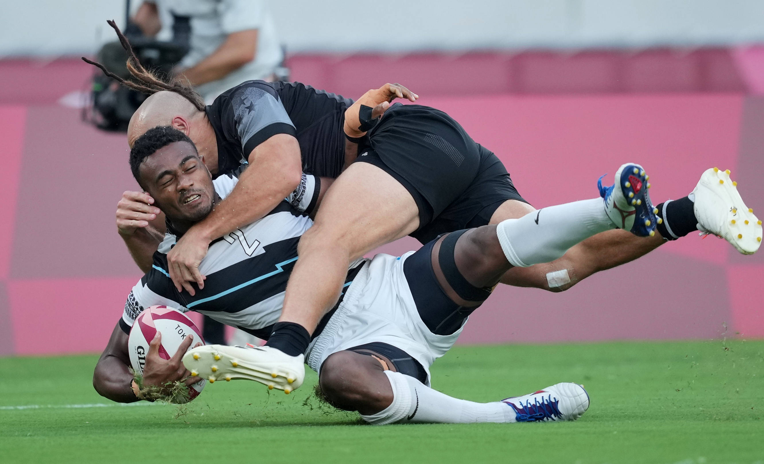 爱游戏入口-一场经典之战!橄榄球点燃球迷热情