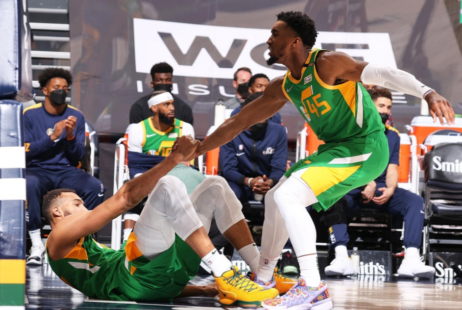 湖人碾压公牛，米切尔刷新纪录