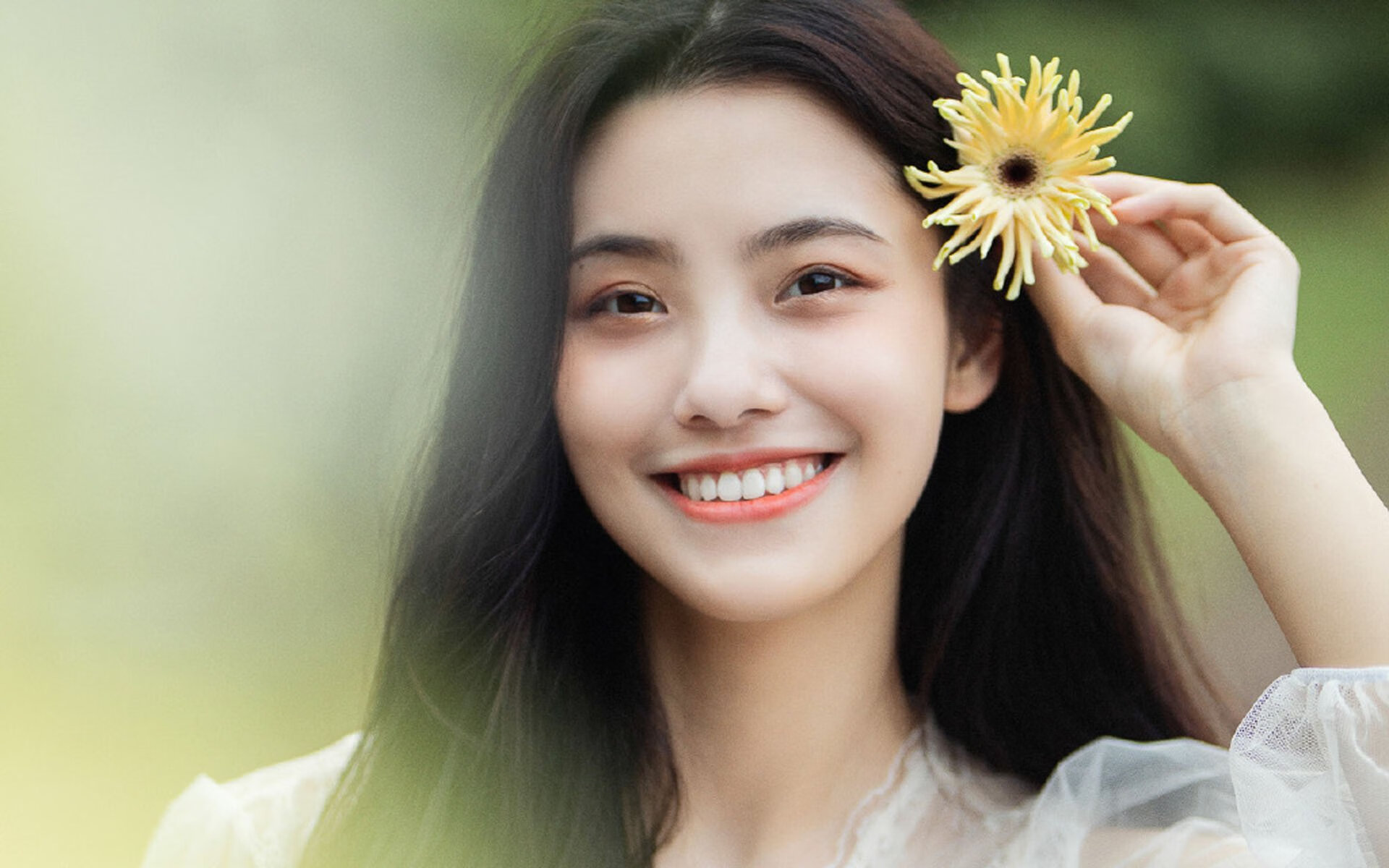 我为你构思了三个不同风格的标题，每个标题都试图以独特的角度融合这两个看似不相关的事件，请看你更喜欢哪一个